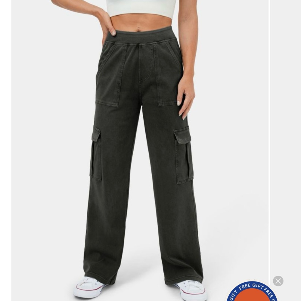 NWT Halara Mid Rise Multiple Pockets Straight Leg Stretchy Casual Cargo Jeans